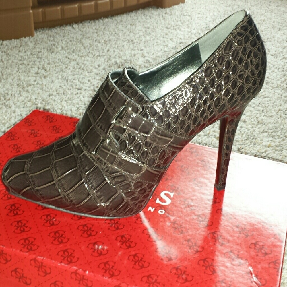 Guess pumps